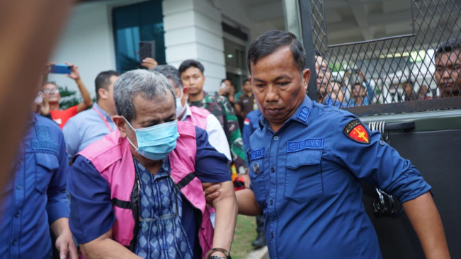 Tersangka saat mau dibawa ke mobil tahanan. [Dok. Humas Kejati Sumut]